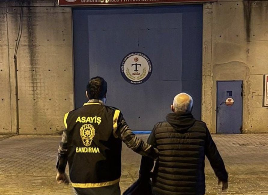 Balıkesir’de 16 ayrı suçtan aranan şahıs Bandırma’da yakalandı Balıkesir İl Emniyet Müdürlüğü’ne bağlı Bandırma İlçe Emniyet Müdürlüğü Asayiş