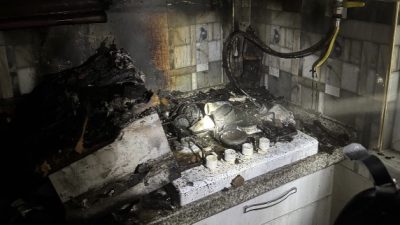  Balıkesir’in Bandırma ilçesinde bir evde çıkan yangın, itfaiye ekiplerinin