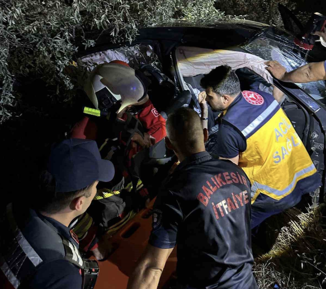 Balıkesir’in Ayvalık ilçesinde 4 aracın karıştığı zincirleme trafik kazasında biri