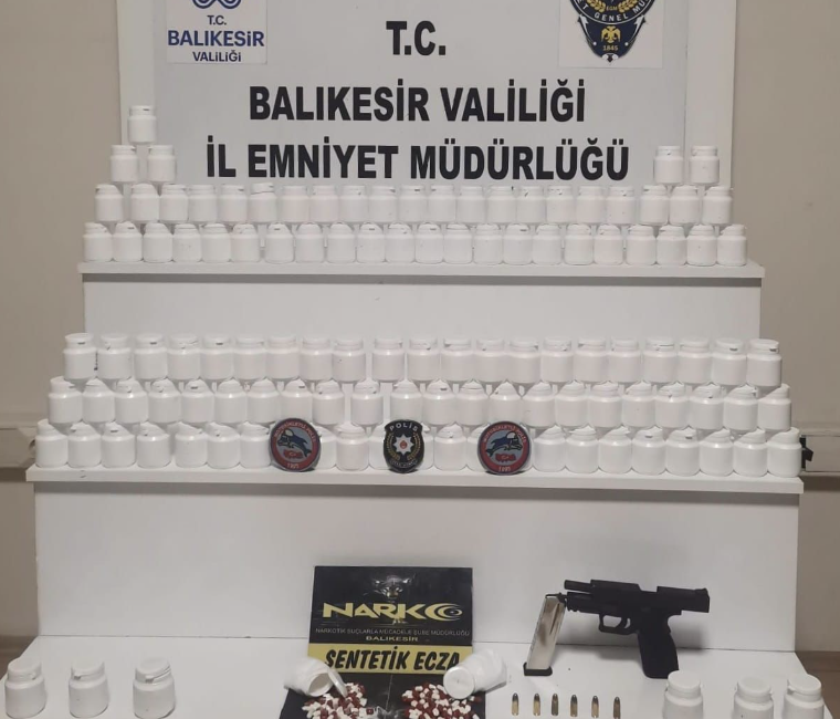 Polisin dur ihtarına uymadı ama yakalanmaktan kurtulamadı Balıkesir’de polis ekiplerinin şüphelenerek durdurmak istenen ve kaçan şahısların aracı