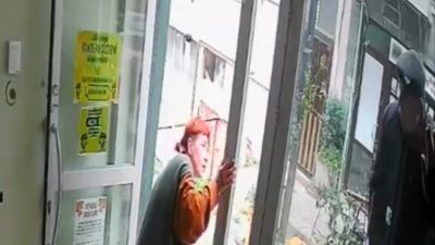 Balıkesir'in Bandırma ilçesinde bir şahsın, sokak üzerindeki bir işyerinin camına