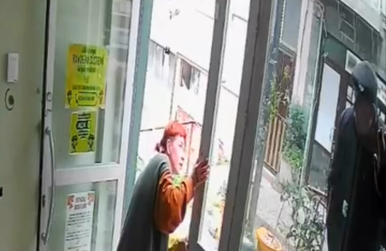 Balıkesir'in Bandırma ilçesinde bir şahsın, sokak üzerindeki bir işyerinin camına