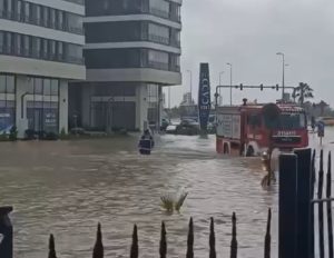 Balıkesir'in Bandırma ilçesinde etkili olan sağanak yağış, yaşamı olumsuz etkiledi.