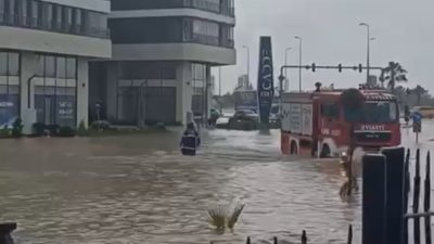 Balıkesir'in Bandırma ilçesinde etkili olan sağanak yağış, yaşamı olumsuz etkiledi.