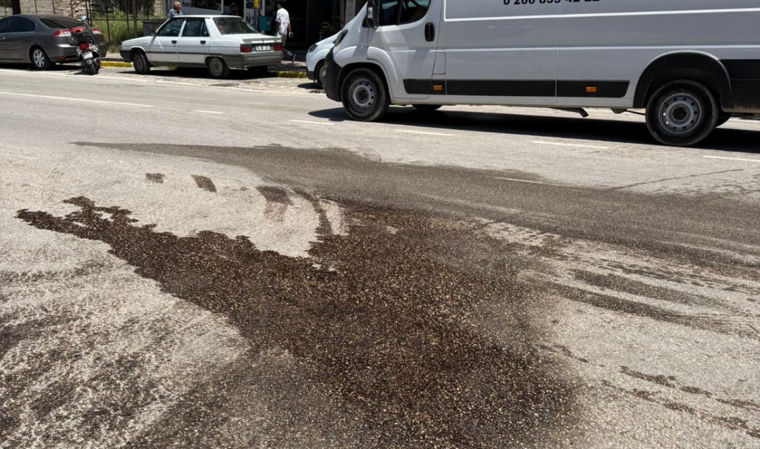 Balıkesir’in Bandırma ilçesinde, şehir içi otobüsünden yola sızan mazot nedeniyle