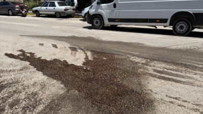 Balıkesir’in Bandırma ilçesinde, şehir içi otobüsünden yola sızan mazot nedeniyle