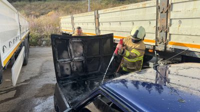 Balıkesir’in Erdek ilçesinde park halindeki bir otomobilde çıkan yangın paniğe
