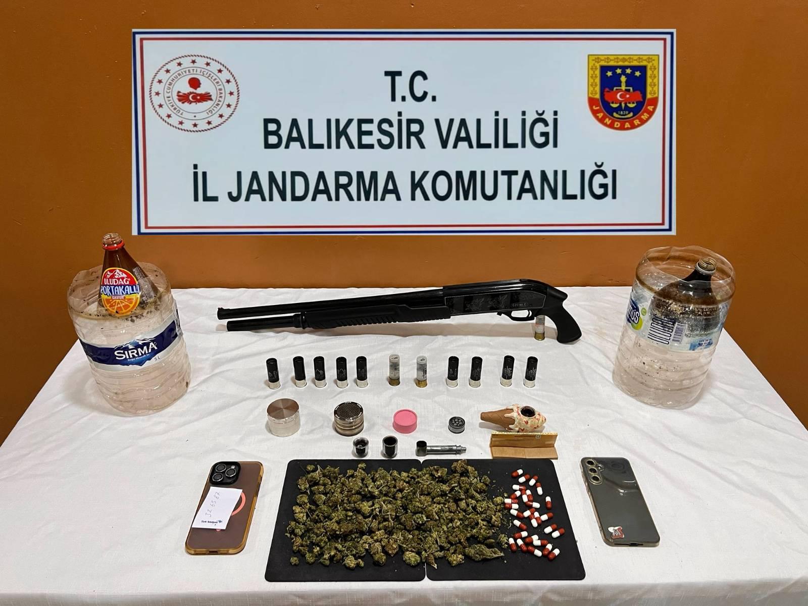  Balıkesir’in Susurluk ilçesinde jandarma ekipleri tarafından düzenlenen uyuşturucu operasyonunda
