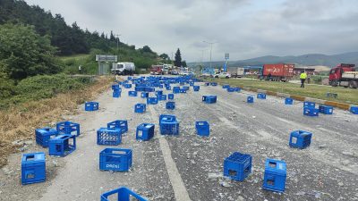 Balıkesir-Bursa kara yolu Balıkesir istikameti Susurluk Buzağılık mevkiinde iki tırın