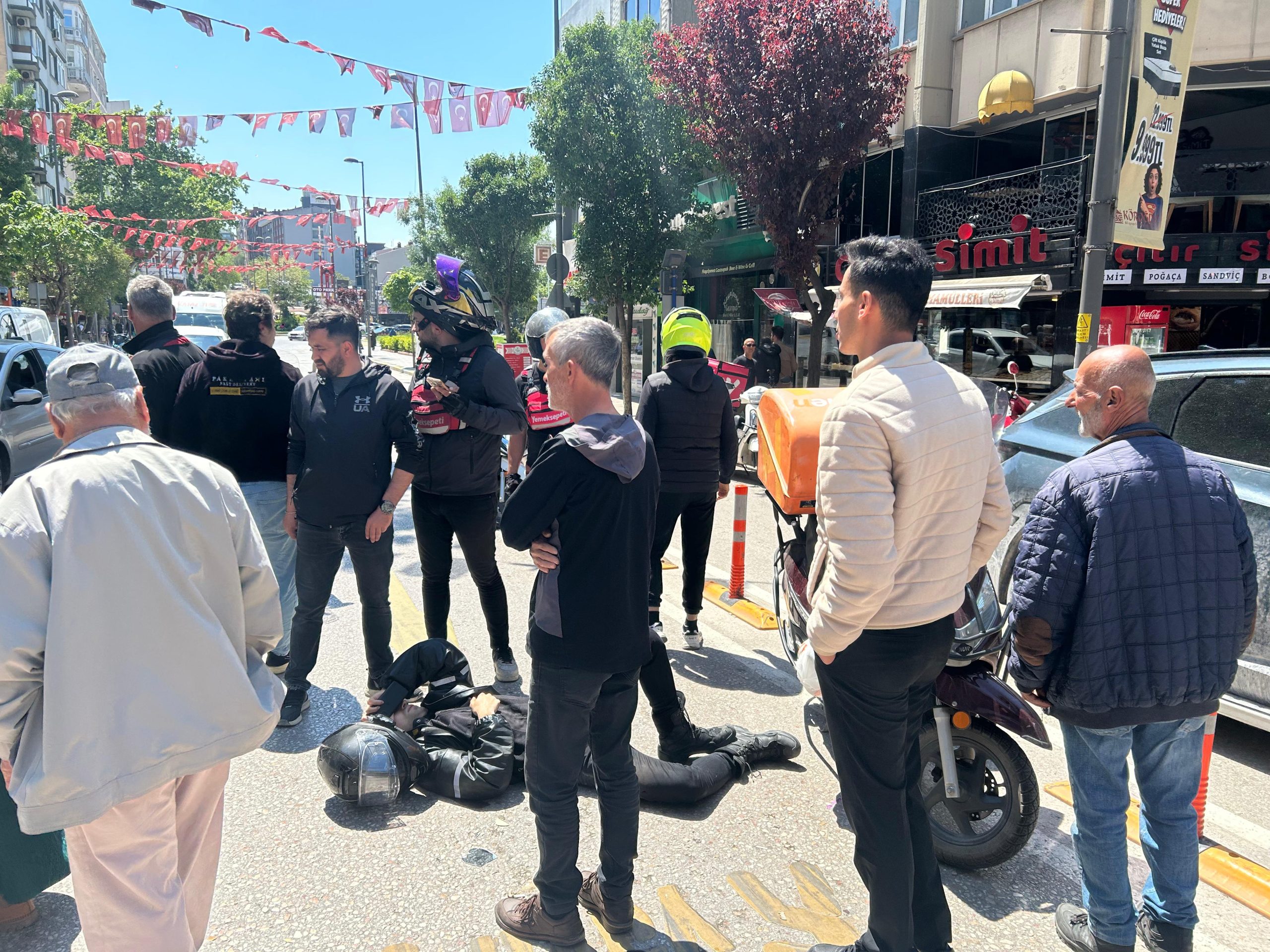 Balıkesir’in Bandırma ilçesinde, bir market zincirinde görevli motosikletli kurye, ani