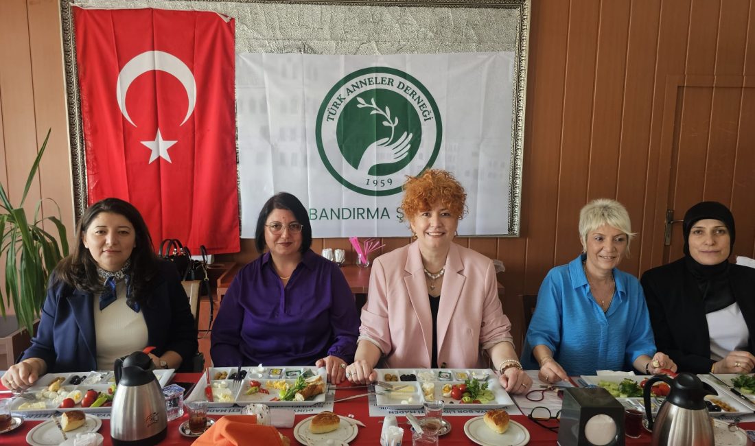 Türk Anneler Derneği Bandırma Şubesi’nin açılışı dolayısıyla basın toplantısı düzenlendi.