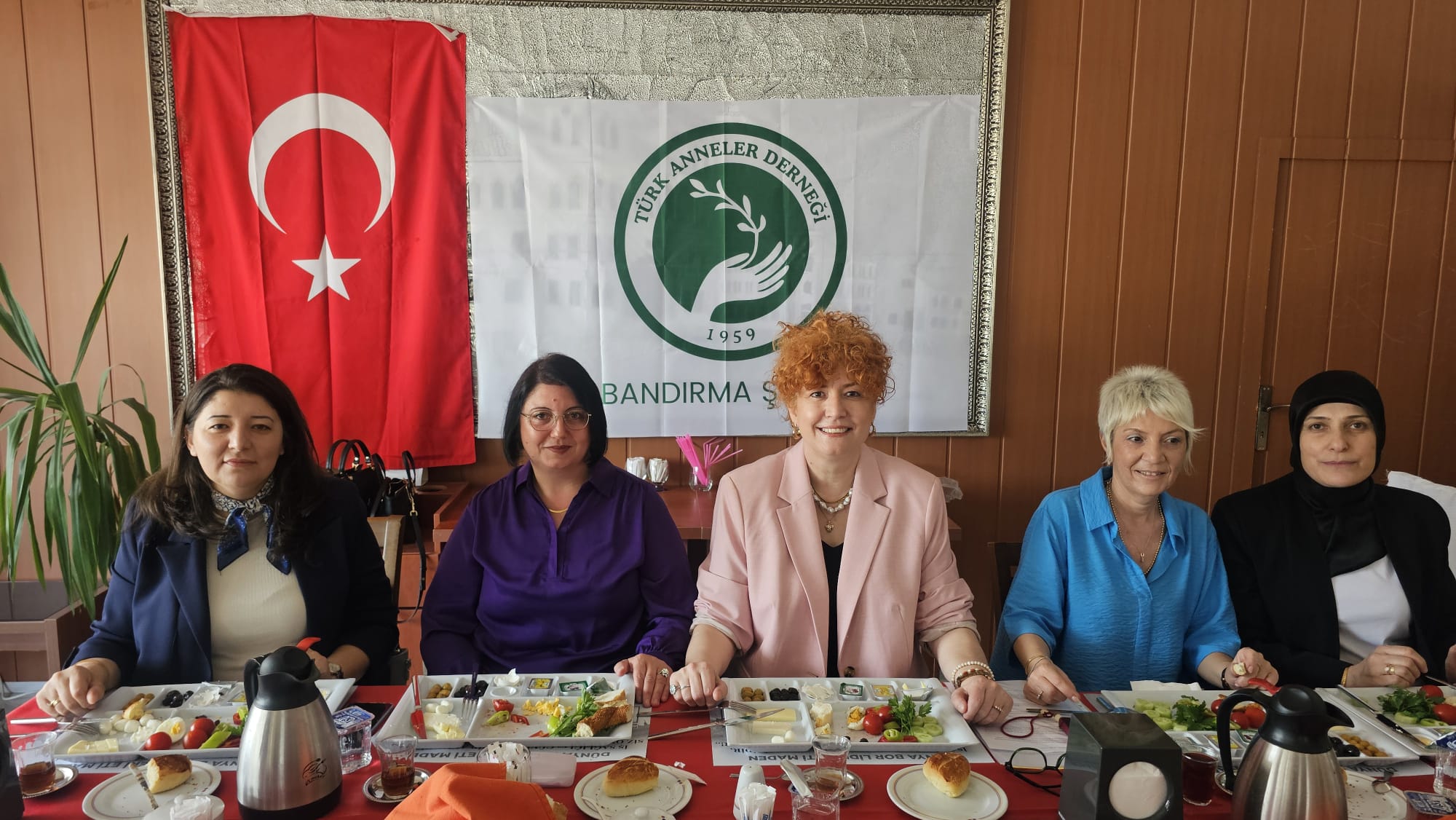 Türk Anneler Derneği Bandırma Şubesi’nin açılışı dolayısıyla basın toplantısı düzenlendi.