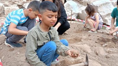  Uluslararası Müzeler Haftası kapsamında Bandırma’nın Çınarlı Mahallesi’nden katılan çocuklar,
