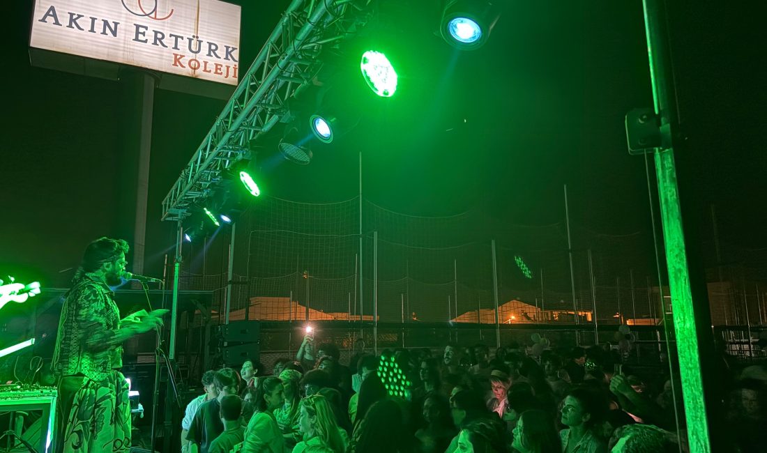 Balıkesir’in Bandırma ilçesinde Akın Ertürk Koleji’nde düzenlenen Gençlik Festivali, renkli