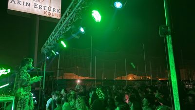 Balıkesir’in Bandırma ilçesinde Akın Ertürk Koleji’nde düzenlenen Gençlik Festivali, renkli