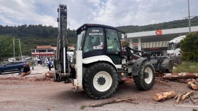 Çanakkale’de Truva Turizm’e ait yolcu otobüsü ile tomruk yüklü kamyon