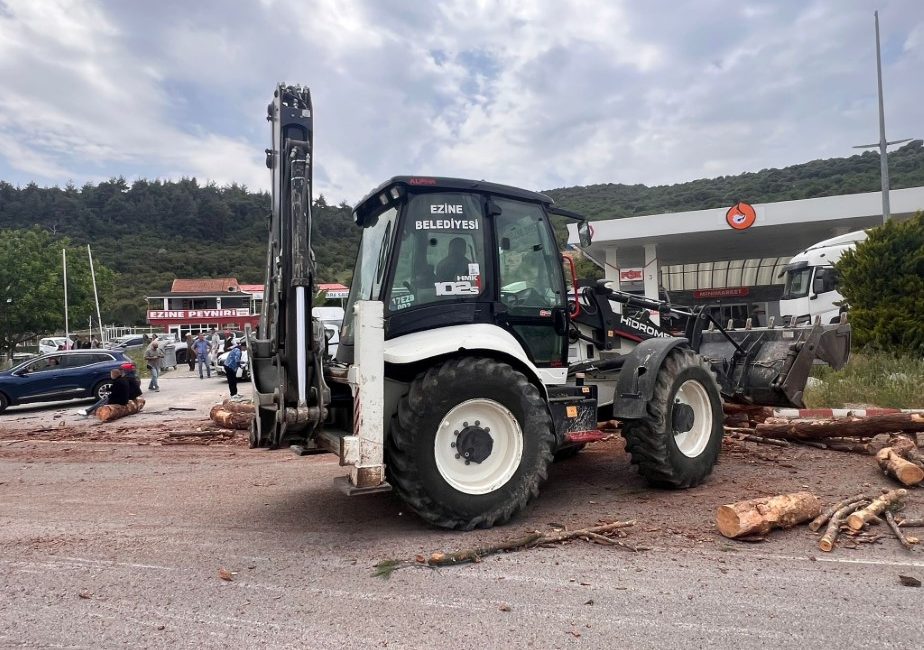 Çanakkale’de Truva Turizm’e ait yolcu otobüsü ile tomruk yüklü kamyon