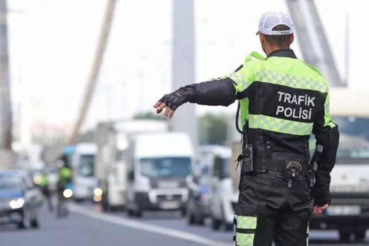 Trafikte yeni dönem başlıyor AK Parti’nin hazırlıklarını sürdürdüğü 4. Yargı Paketi’nde alkollü araç kullananlar,