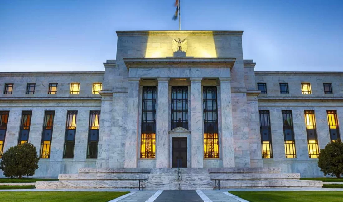 Fed’den Beklenen Adım Geldi: Politika Faizi Sabit Kaldı ABD Merkez Bankası (Fed), merakla beklenen faiz kararını açıkladı. Fed,