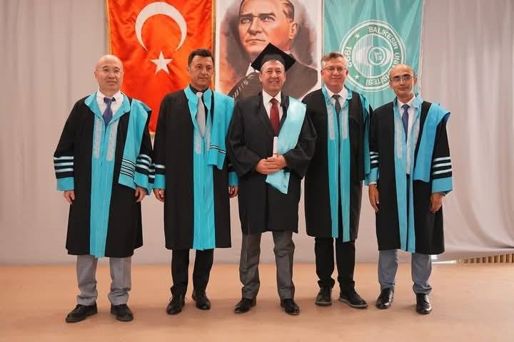 60 yaşında üniversite diploması sahibi oldu Balıkesir Üniversitesi Havran Meslek Yüksekokulu, 2025 yılı mezunlarını verirken, Burhaniye