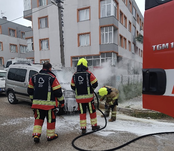 Balıkesir’in Bandırma ilçesinde park halindeki 07 BFS 872 plakalı araçta