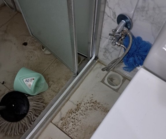 BASKİ müdahale etti, fatura vatandaşa kesildi Balıkesir'in Gönen ilçesinde etkili olan sağanak yağış, altyapı yetersizliklerini bir