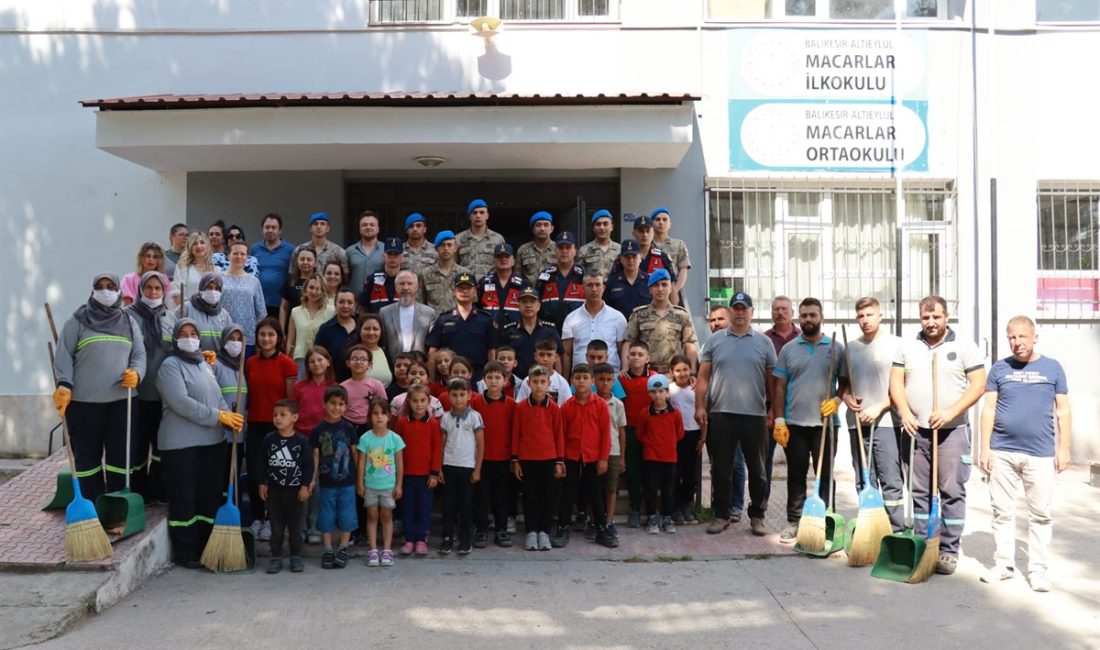 Balıkesir İl Jandarma Komutanlığı koordinesinde Altıeylül'de düzenlenen etkinlikte öğrenciler, vatandaşlar
