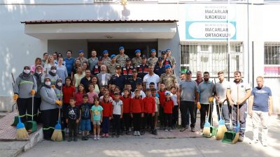 Balıkesir İl Jandarma Komutanlığı koordinesinde Altıeylül'de düzenlenen etkinlikte öğrenciler, vatandaşlar