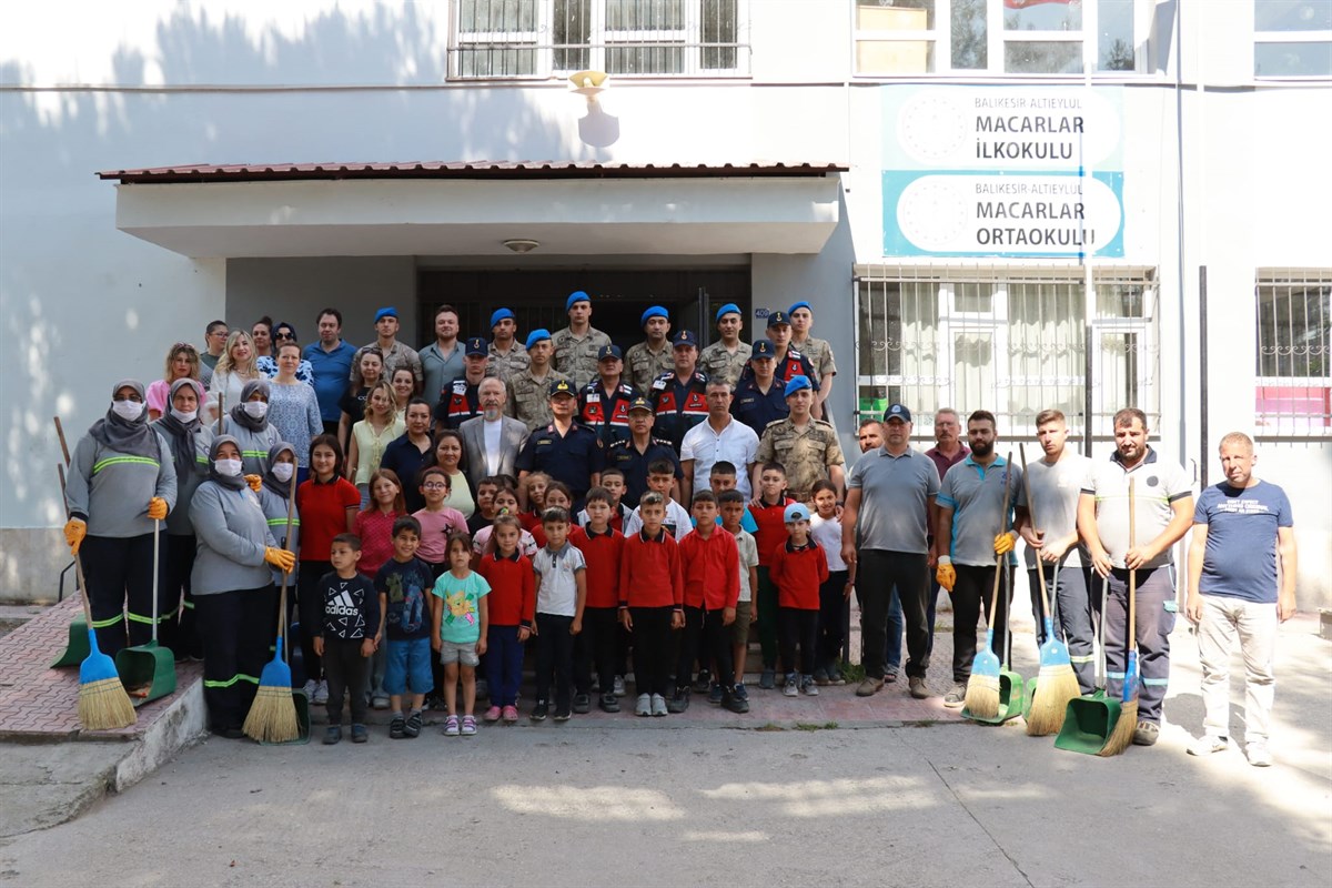 Balıkesir İl Jandarma Komutanlığı koordinesinde Altıeylül'de düzenlenen etkinlikte öğrenciler, vatandaşlar