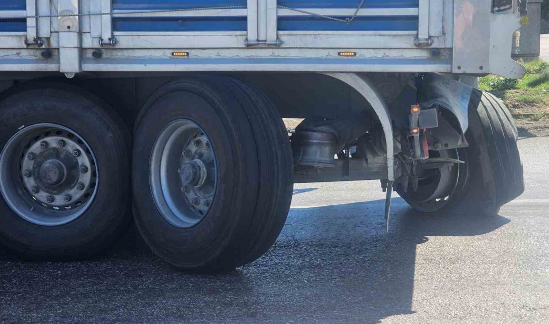 Balıkesir’in Bandırma ilçesinde tırlar için sınırlı olan yolda dönüşü esnasında