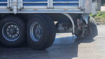 Balıkesir’in Bandırma ilçesinde tırlar için sınırlı olan yolda dönüşü esnasında