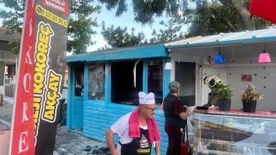 Balıkesir’in Edremit ilçesinde bir iş yerinde çıkan yangın, çevre büfelere