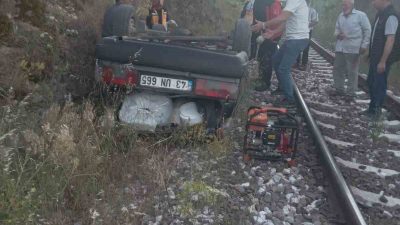 Balıkesir’in Dursunbey ilçesinde otomobil, şarampolden tren yoluna uçtu. Otomobilin sürücüsü