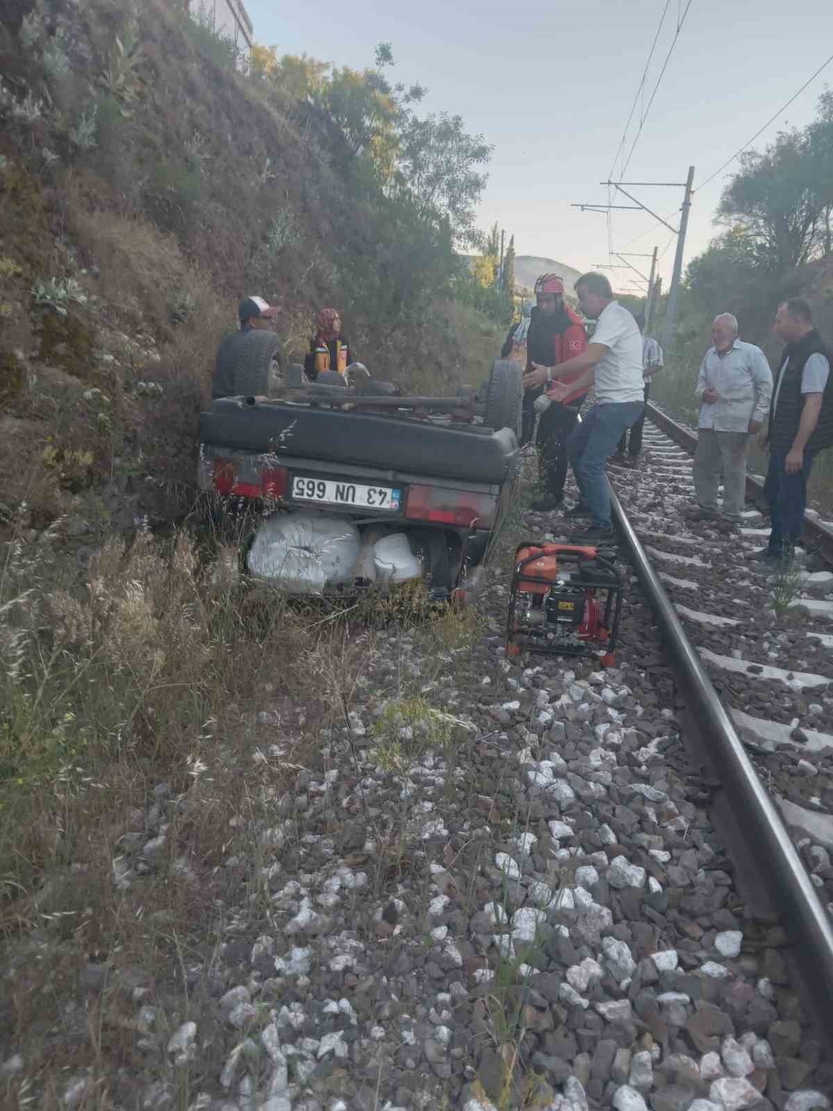Balıkesir’in Dursunbey ilçesinde otomobil, şarampolden tren yoluna uçtu. Otomobilin sürücüsü