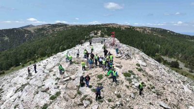 Balıkesir’in Edremit ilçesinde, Kazdağları’nın zirvesi olan bin 774 rakımlı Sarıkız