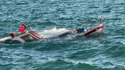 Balıkesir’in Ayvalık ilçesinde kıyıya demirli olan bir balıkçı teknesi, su