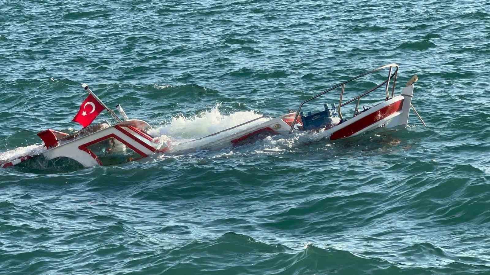 Balıkesir’in Ayvalık ilçesinde kıyıya demirli olan bir balıkçı teknesi, su