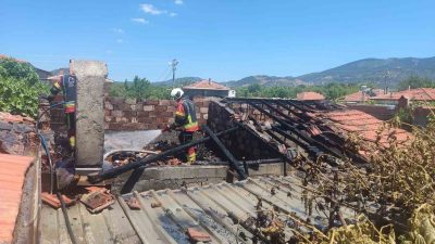 Balıkesir’in Burhaniye ilçesinde bir odunlukta çıkan yangın, bitişikteki evin çatısına