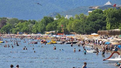 Balıkesir’in gözde tatil beldesi Erdek, Kurban Bayramı tatilinde tatilcilerin akınına
