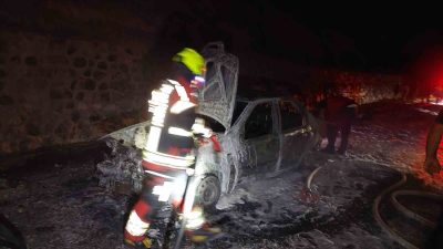 Balıkesir’in Edremit ilçesinde Kalkım yolu üzerinde seyir halindeki bir araçta