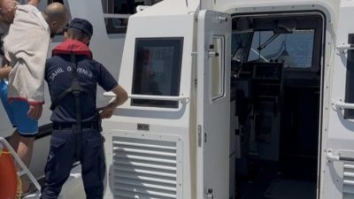 Balıkesir’in Ayvalık ilçesi açıklarında rahatsızlanan bir kişi, Sahil Güvenlik ekiplerince