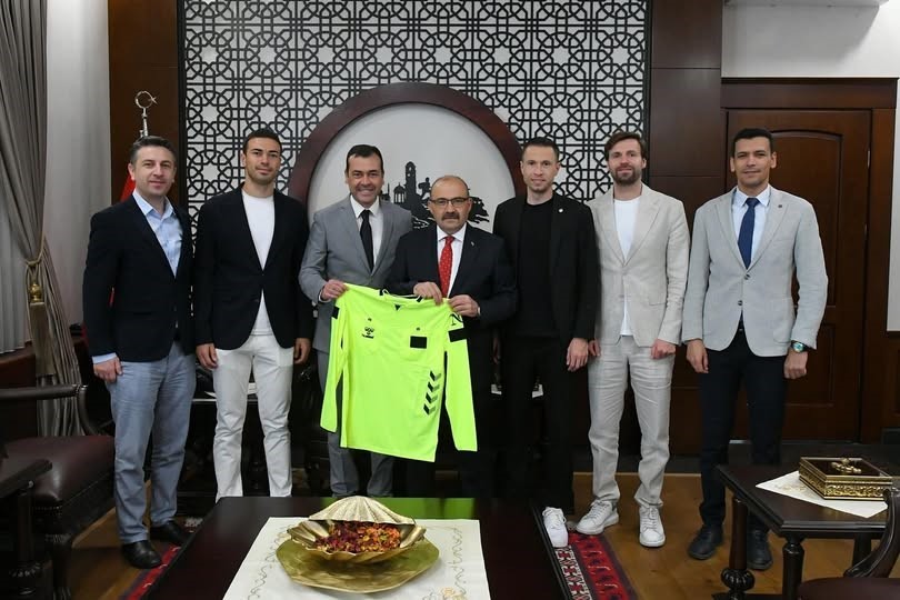 Balıkesirli Süper Lig hakemleri ve gözlemciler Vali Ustaoğlu’nu ziyaret etti Balıkesir’i, Süper Lig’de temsil eden FIFA ve üst klasman hakem