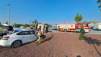 Balıkesir’in Karesi ilçesinde otomobil ile kamyonun çarpışması sonucu meydana gelen