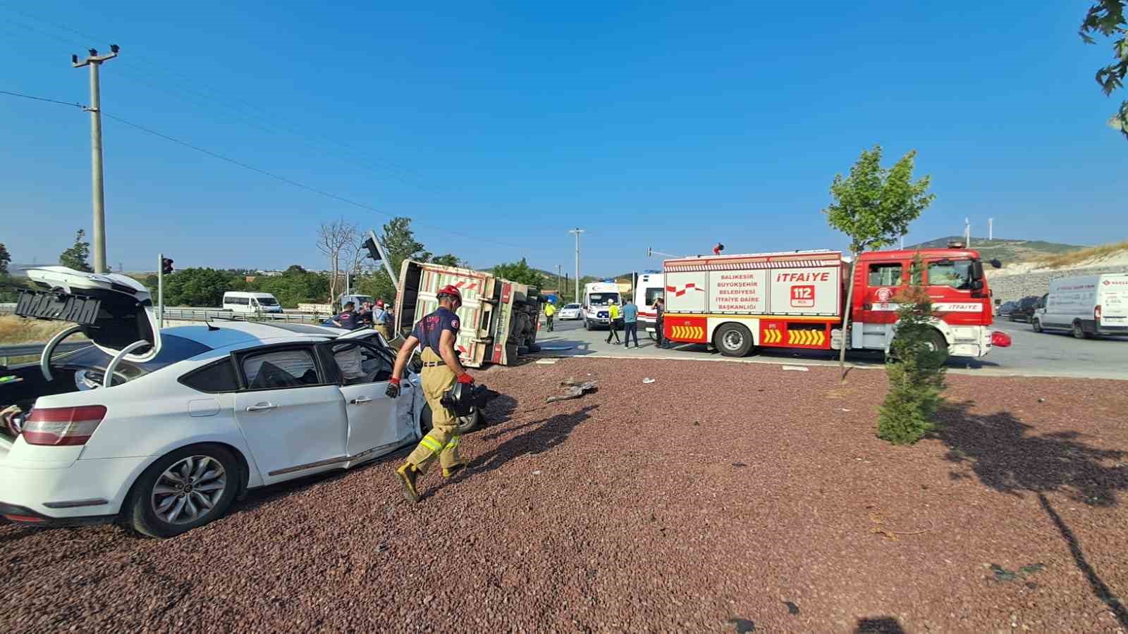 Balıkesir’in Karesi ilçesinde otomobil ile kamyonun çarpışması sonucu meydana gelen