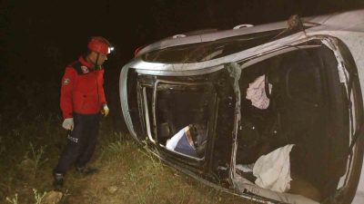 Balıkesir’in Dursunbey ilçesinde direksiyon hakimiyeti kaybedilen araç şarampole uçtu. Kazada