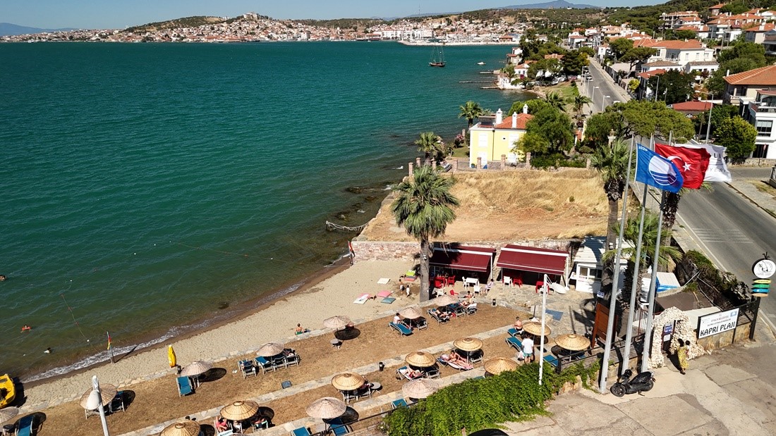 Balıkesir’in Ayvalık ilçesinde; bu yıl da kazanılan Mavi Bayraklar göndere