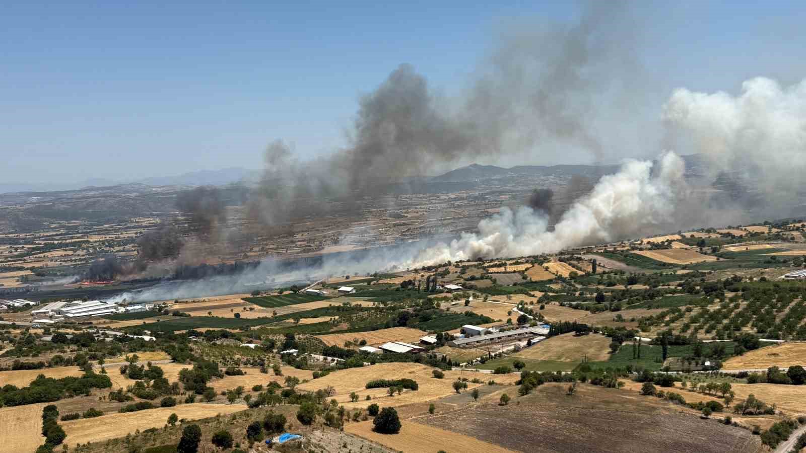 Balıkesir’de ziraat arazisinde çıkan yangına havadan ve karadan müdahale ediliyor.
