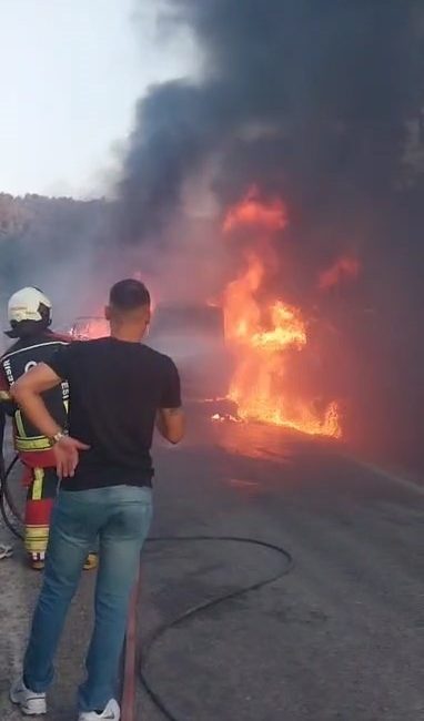 Balıkesir’in Havran ilçesinde seyir halindeki bir otomobilde çıkan yangın, rüzgarın