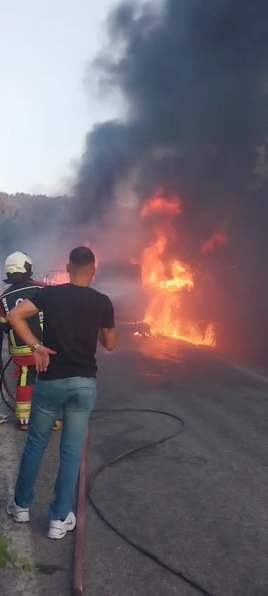 Balıkesir’in Havran ilçesinde seyir halindeki bir otomobilde çıkan yangın, rüzgarın