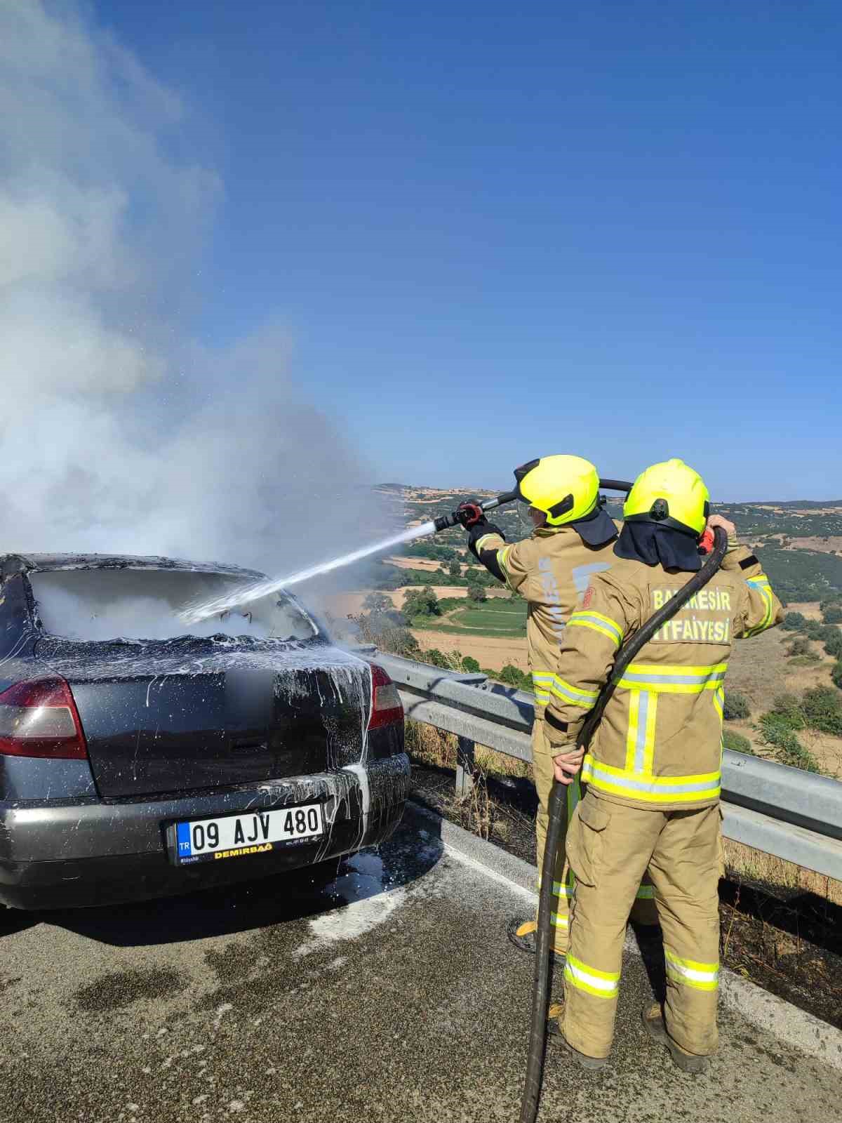 Balıkesir’de İstanbul-İzmir otoyolunda meydana gelen araç yangınında otomobil kullanılmaz hale